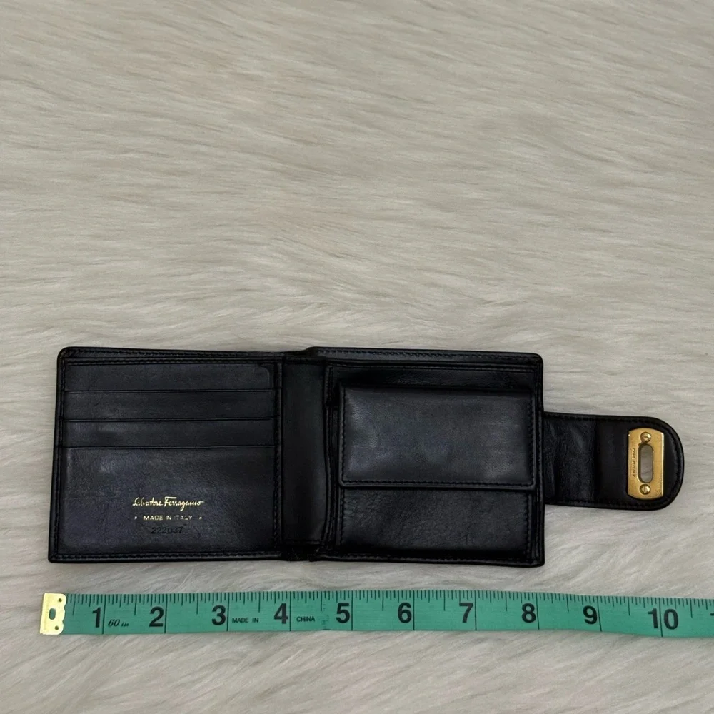 SALVATORE FERRAGAMO - BLACK LEATHER GOLD PLATED SECURE CLOSURE BIFOLD WALLET